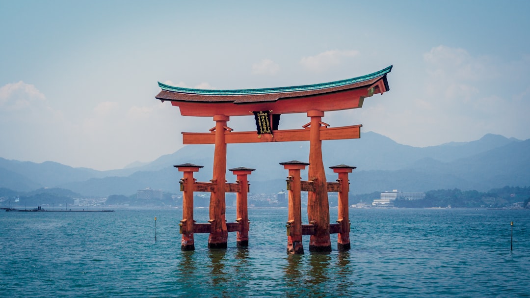 海に立つ嚴島神社の大鳥居と宮島の風景