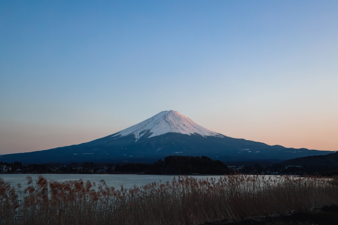 湖と山を望む日帰り旅行の風景
