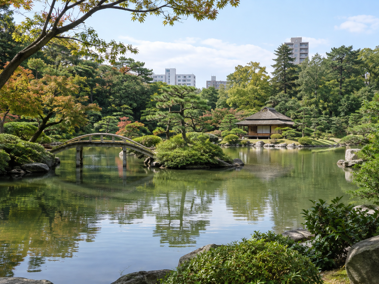 池と橋と木々が広がる縮景園の庭園風景