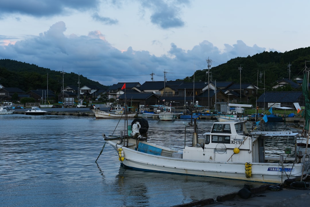 日本の海辺の町へ日帰り旅行するイメージ
