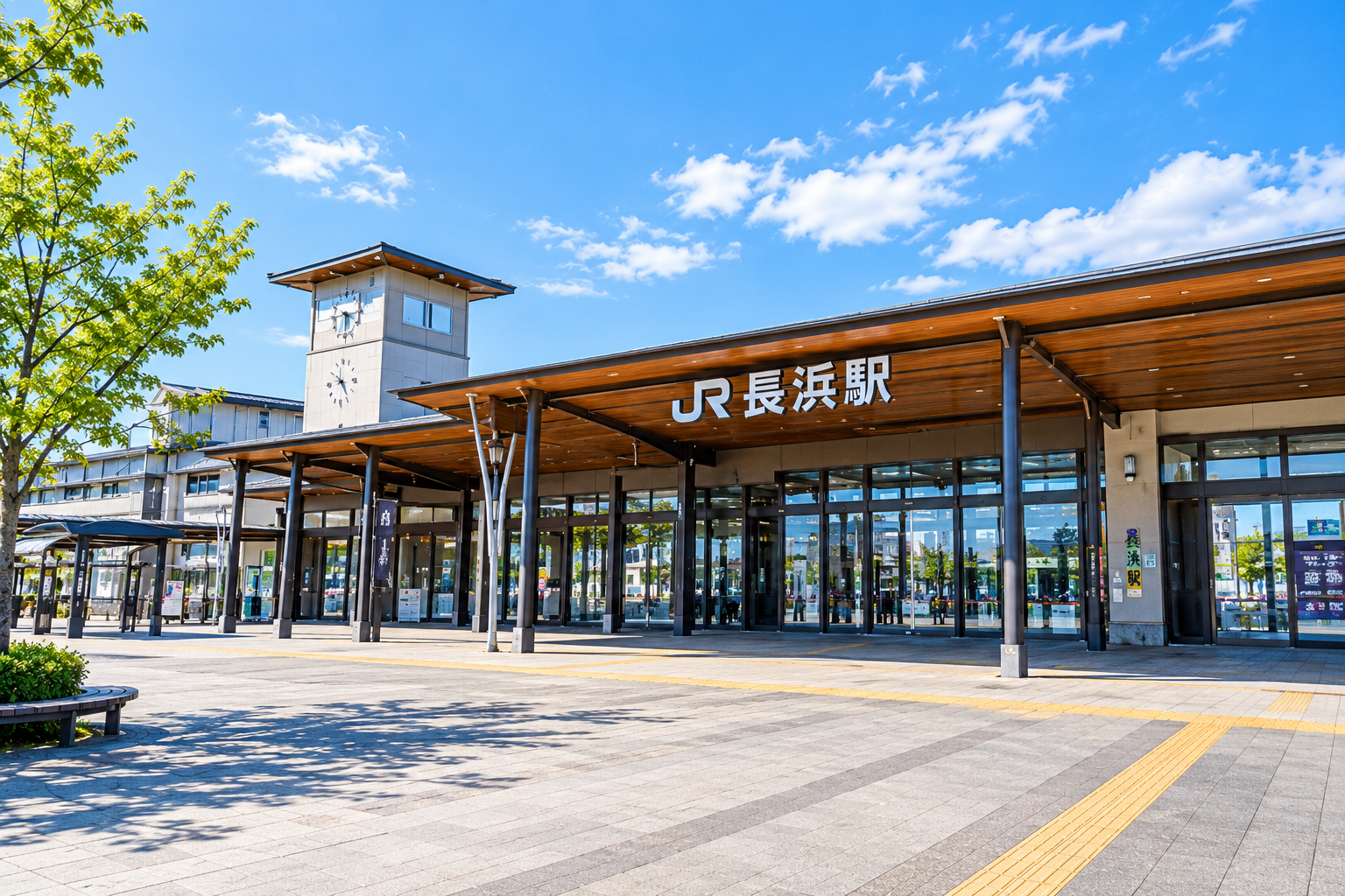 JR長浜駅の駅舎と駅前広場