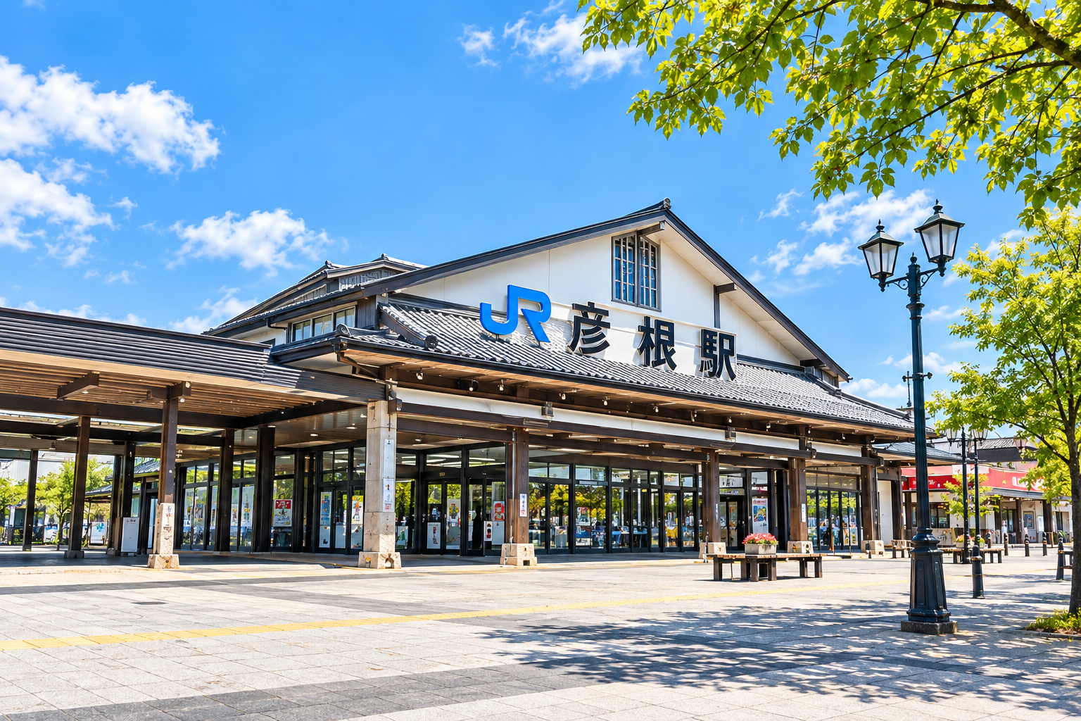JR彦根駅の駅舎と駅前広場